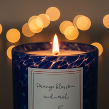 Load image into Gallery viewer, Close-up lit