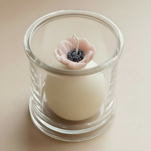 Charger l'image dans la galerie, Soft pink ANEMONE candle - neutral background
