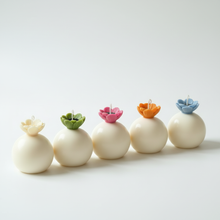 Charger l'image dans la galerie, Sphere candles minimal white surface - green with black heart
